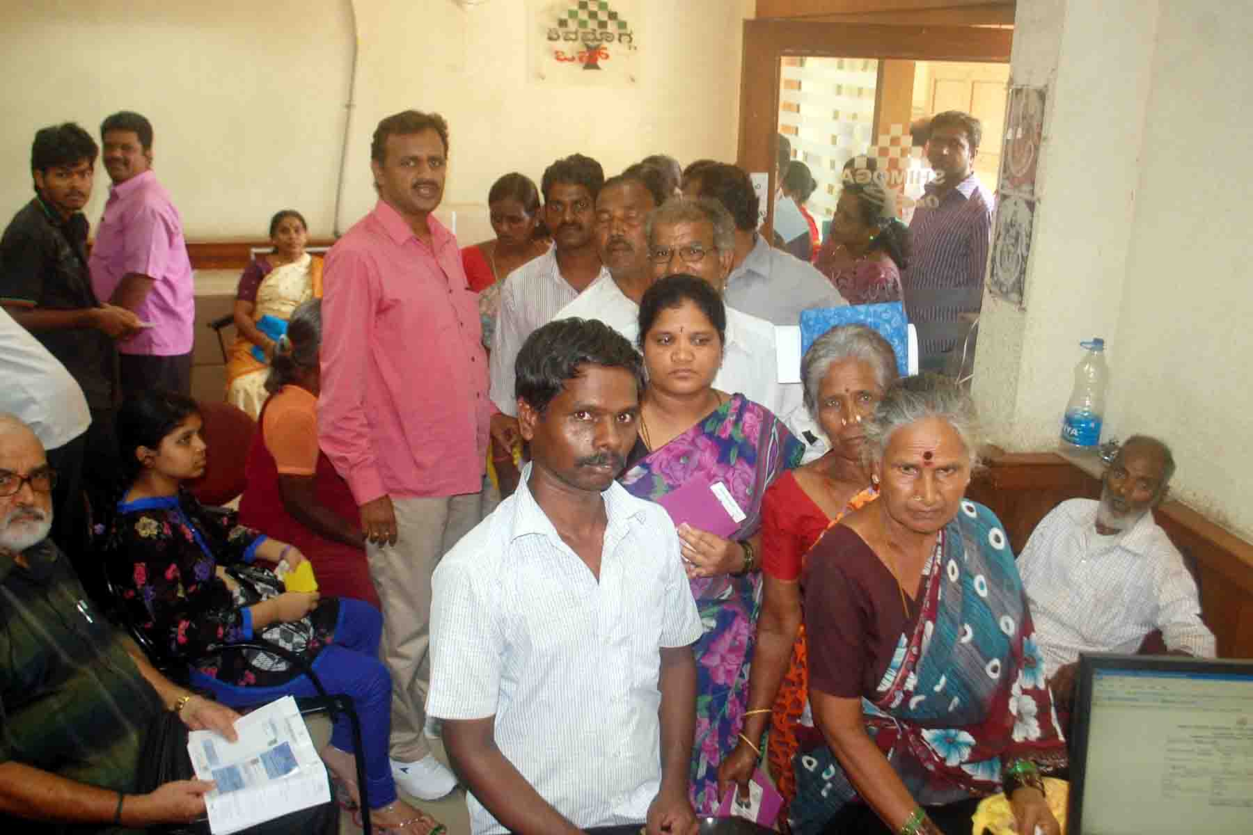 ಆಧಾರ್ ಮಾಹಿತಿ ನೀಡಲು ಮುಗಿಬಿದ್ದ ನಾಗರಿಕರು